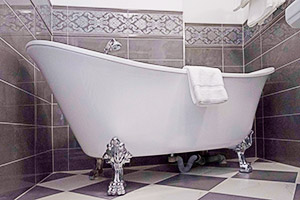 Hochzeitssuite - Bad mit Retro-Badewanne